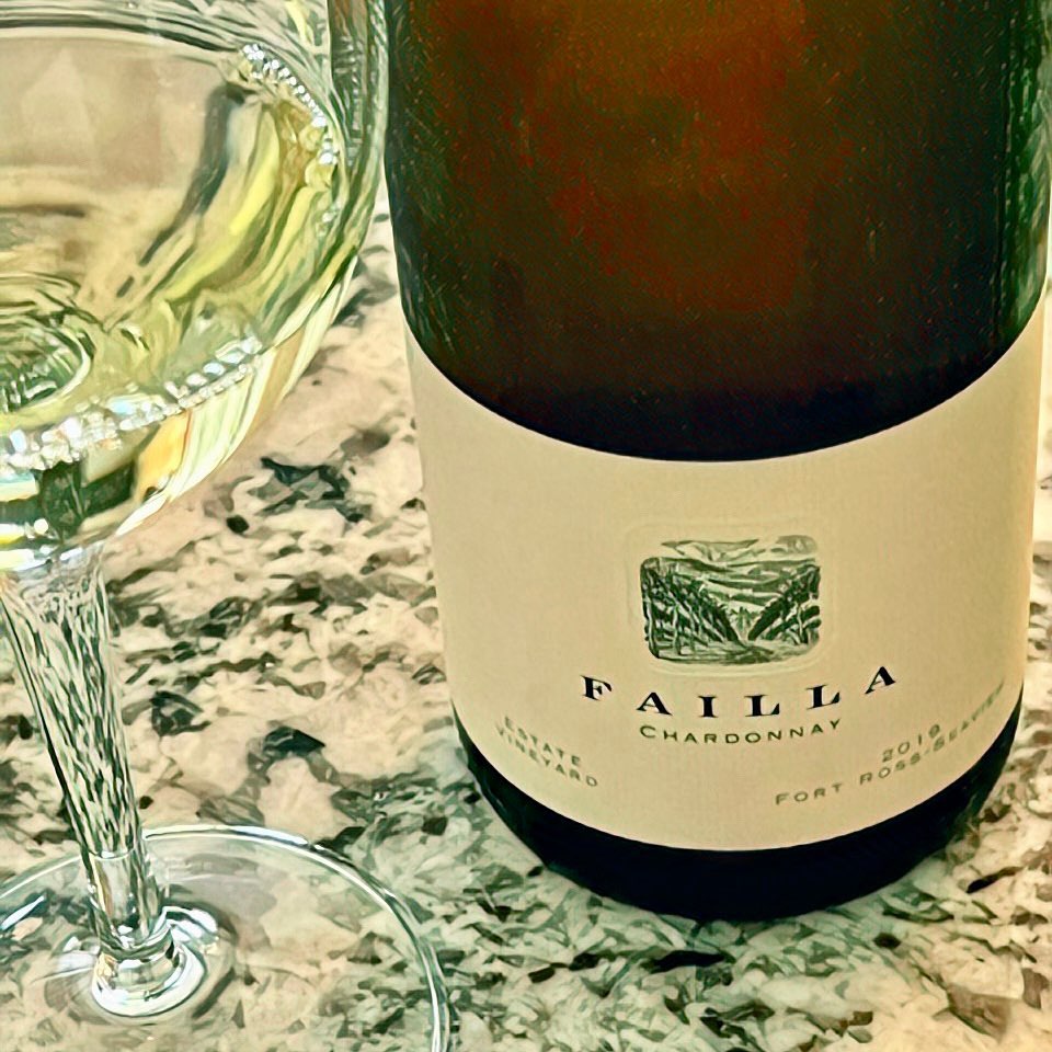 I hear it’s officially summer! 😎 It certainly feels like summer here and we have just the thing to keep us cool…Failla Chardonnay, Fort Ross-Seaview, which just happens to be my favorite Failla Chardonnay. It’s bright and stony, stony, stony with nice body and lots of acidity. Perfectly balanced to my palate. So sippable and the perfect accompaniment to everything from grilled salmon to chicken and even grilled lamb. It’s a stunning Chardonnay. Happy summer and I hope you’re sipping something delicious!  @faillawines
.
.
.
#coolclimate #chardonnay #sonomachardonnay #sonomawine #fortrossseaview #sonomawinetasting #sonomacoast #winelover #wineoftheday #instawine #summersipping #summerwine #summersolstice #summersolstice2022  #longestdayoftheyear #winenotes #winelover #winetime #winefun #varietalwine #californiachardonnay #californiawine #eatanddrinklocal #drinkcaliforniawine #drinkcalifornia