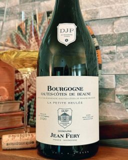 So Peter casually says, “That Burgundy is open in case you want a glass.” Um, that Burgundy, yes, I do! The chances of my declining a glass is essentially zero. 😁 Gorgeous concentrated fruit, spice, minerals, juicy acidity. Very long finish. I notified Peter I’ll be back for another glass tomorrow. 😉 I hope you’re sipping something delicious. @fery.vin @burgundywinedotcom
.
.
.
#bourgogne #burgundy #burgundylover #chardonnay #chardonnaylover #vinblanc #frenchwine #frenchwinelover #wineoftheday #winegeek #winetraveler #winenotes #youcansipwithus #thirstythursday #instawine