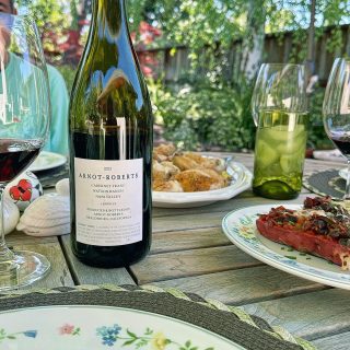 When good weather, good friends, good food and wine collide! We had a perfect afternoon chatting, sipping and eating on the patio today.
Roasted chicken with roasted sweet potatoes, black beans, roasted poblano and red peppers paired perfectly with 2021 Arnot-Roberts Watson Ranch Cabernet Franc, Napa Valley. Lovely red fruit flavors included raspberries and pomegranates with hints of alfalfa hay in the background and fine tannins. Perfect for Cab Franc lovers. 🍷 I hope you’re sipping something delicious!
.
.
.
#cabernetfranc #cabernetfranclover #napawine #californiawine #californiawinelover #californiacabernetfranc #drinklocal #drinknapa #winelover #wineanddine #winewinewine #patiodining #tastingnotes #youcansipwithus #winegeek #instawine #wineoftheday #coolclimatecabernetfranc #organicvineyard #organicfarming #arnotroberts