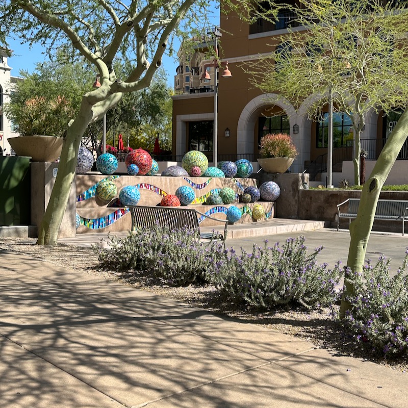 Photo Colorful outdoor art installation Scottsdale